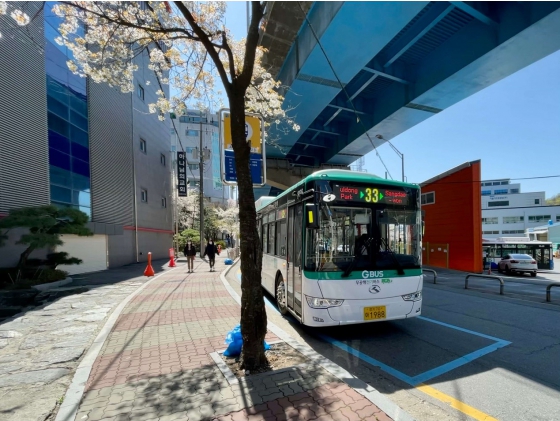 한국 녹색 교통을 위해 서울에 첫 번째 배치 45 킹 롱 순수 전기 버스 배달
