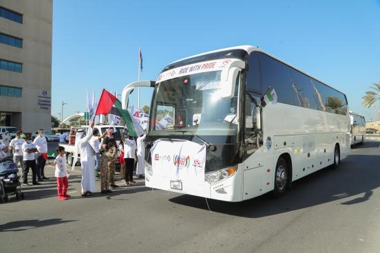 왕의 긴 버스가 UAE 국경일 축하 행사에 합류했습니다.
