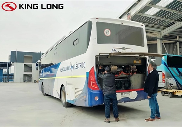 '지구끝나라'에 등장하는 중국 신에너지버스
    